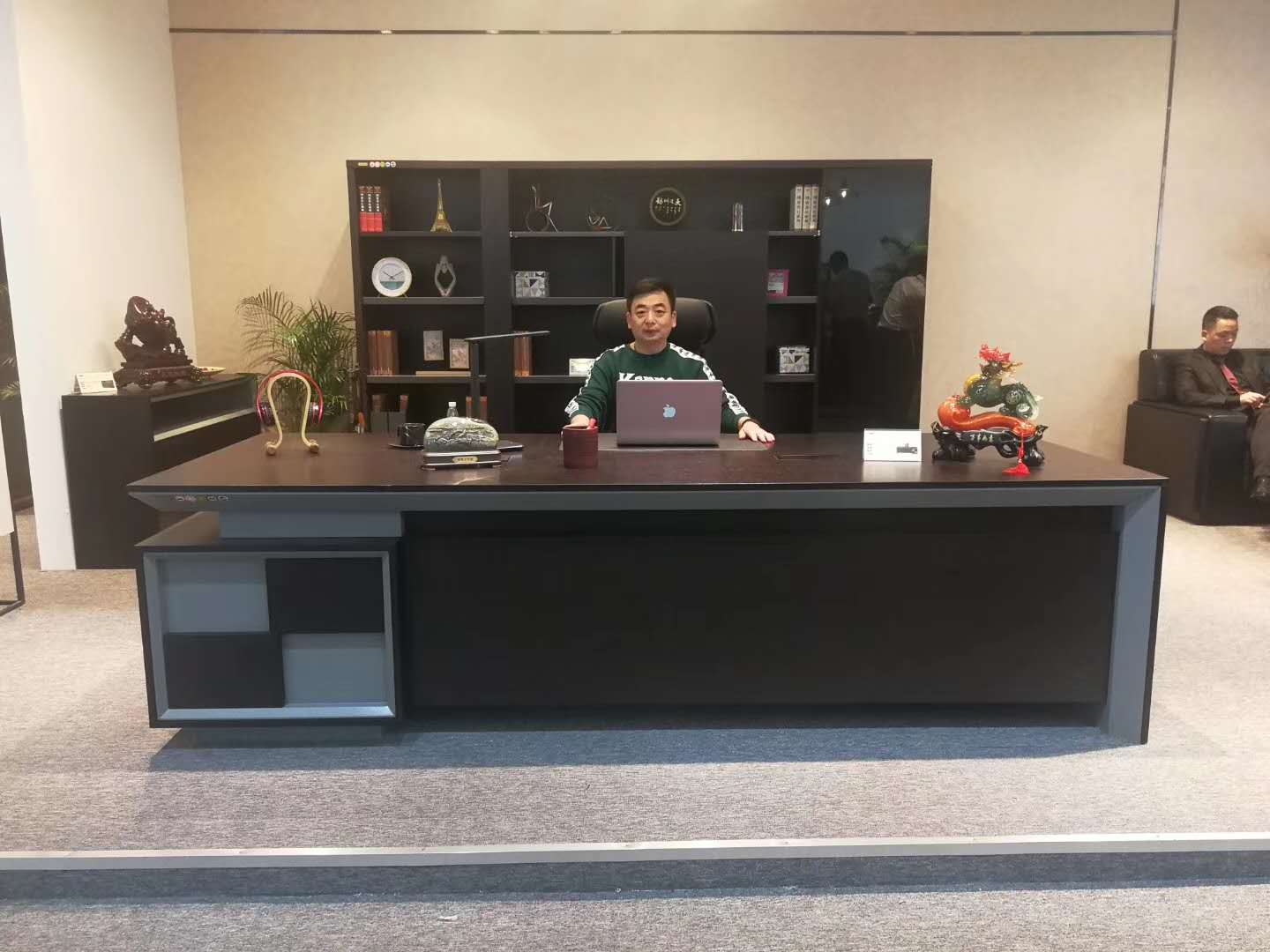 辛兆波董事長(zhǎng)參加廣州國際家具展并簽訂大訂單，更好的服務(wù)客戶